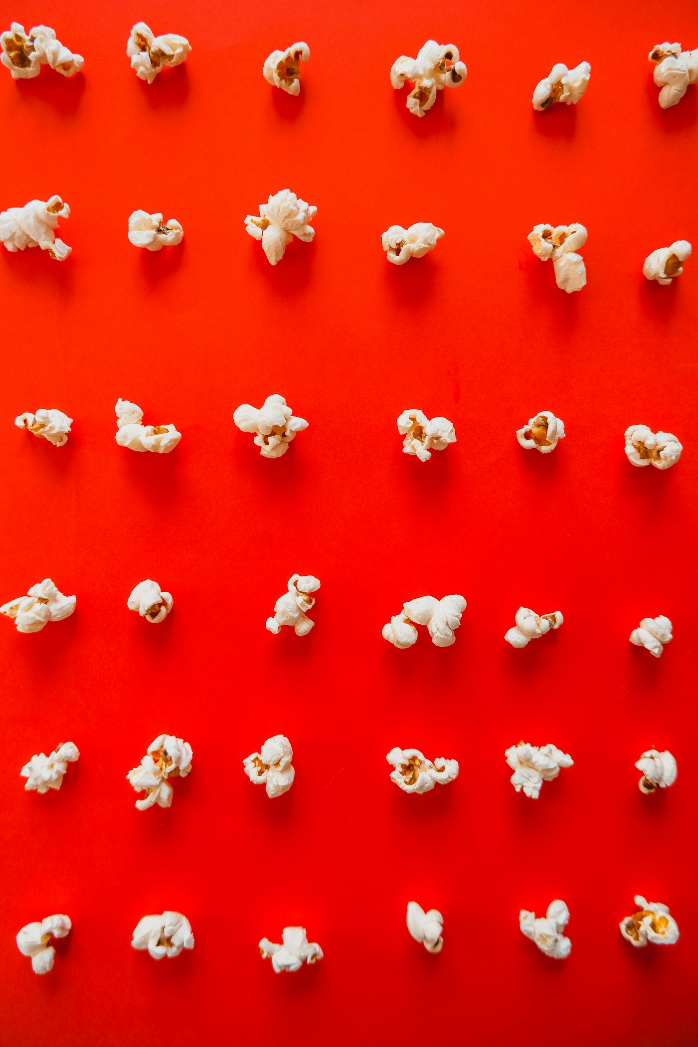 Popcorn kernels and freshly popped popcorn